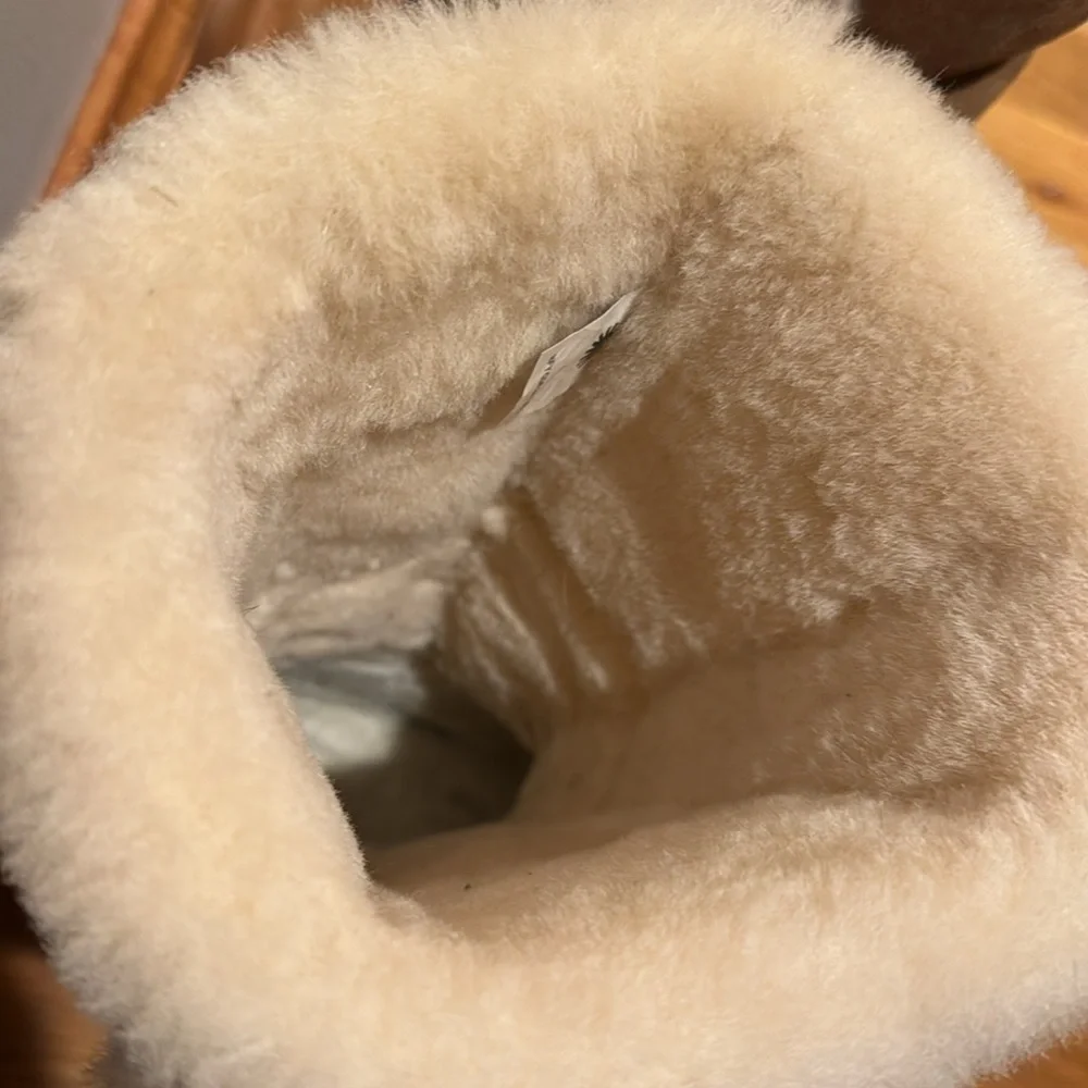 NIB New In Box UGGs - Picture 3 of 10